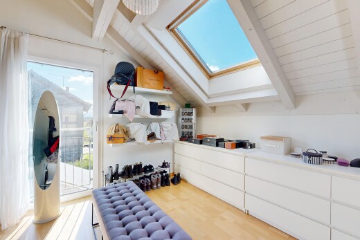 wohnzimmer mit balkendecke, beamed ceiling, dachschräge, vaulted ceiling, und dachfenster