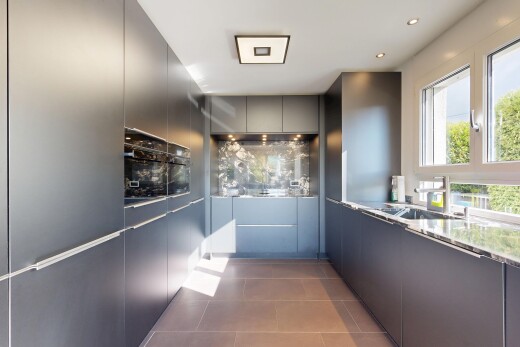 küche mit schränke mit flachen paneelen, inside property, natural light, natürliches licht, und tile floor