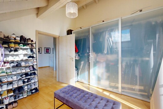 chambre avec wood finish floor, sol en finition bois, inside property, drywall, et cloison sèche