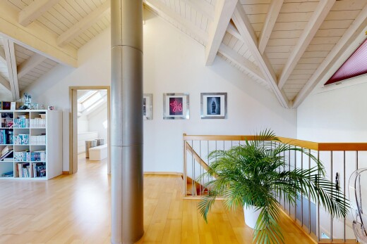 couloir avec beamed ceiling, plafond à poutres, wood finish floor, sol en finition bois, et vaulted ceiling