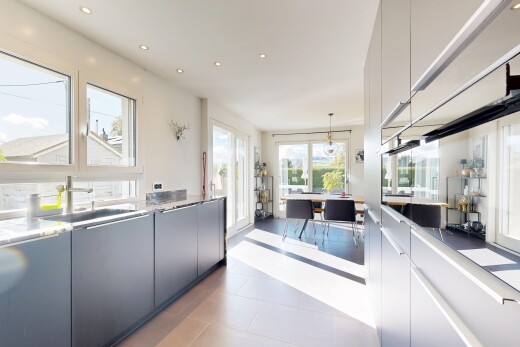 küche mit schränke mit flachen paneelen, natural light, natürliches licht, recessed lighting, und einbauleuchten