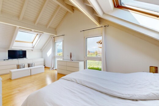 chambre avec puits de lumière, plafond à poutres, beamed ceiling, plafond voûté, et vaulted ceiling