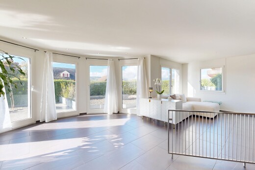 wohnzimmer mit natürliches licht, natural light, fliesenboden, tile floor, und inside property