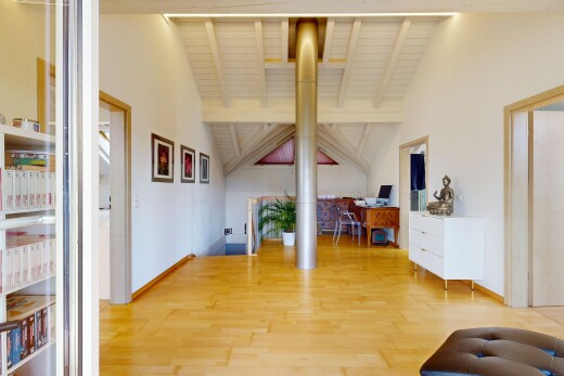 salon avec drywall, beamed ceiling, cloison sèche, plafond à poutres, et vaulted ceiling