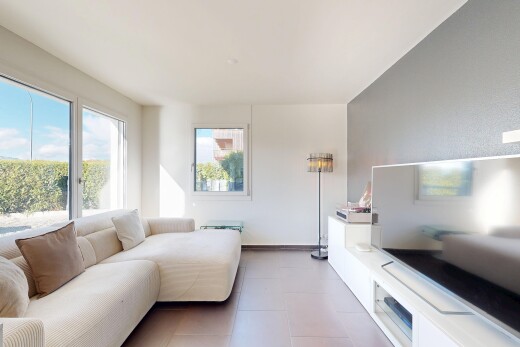 wohnzimmer mit fernseher, natürliches licht, natural light, inside property, und day time