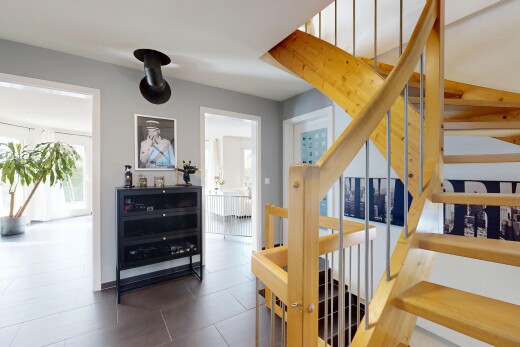 treppe mit inside property, drywall, gipskartonwand, natural light, und natürliches licht