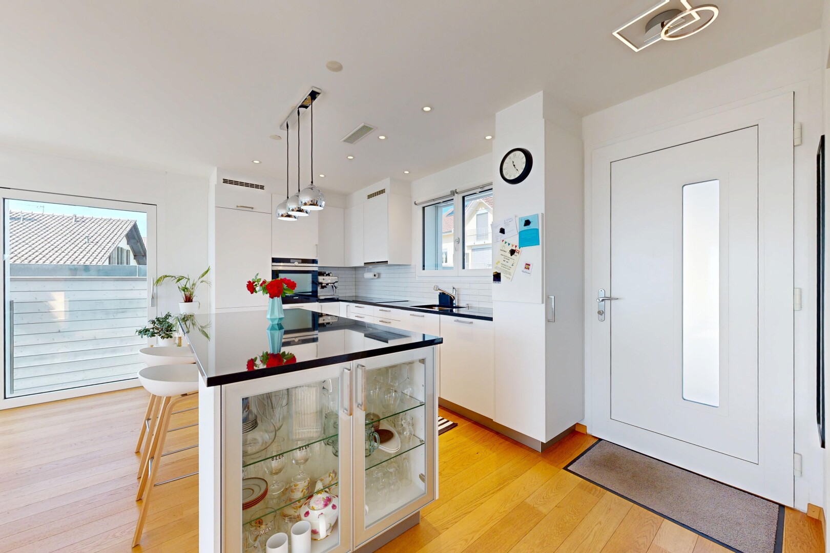 cuisine avec plans de travail, dark countertops, îlot de cuisine, kitchen island, et armoires blanches