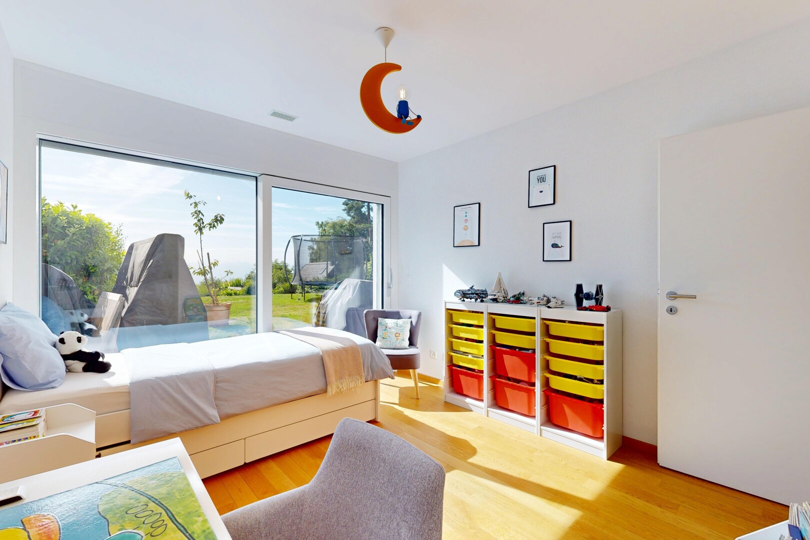 chambre avec day time, cloison sèche, drywall, lumière naturelle, et natural light