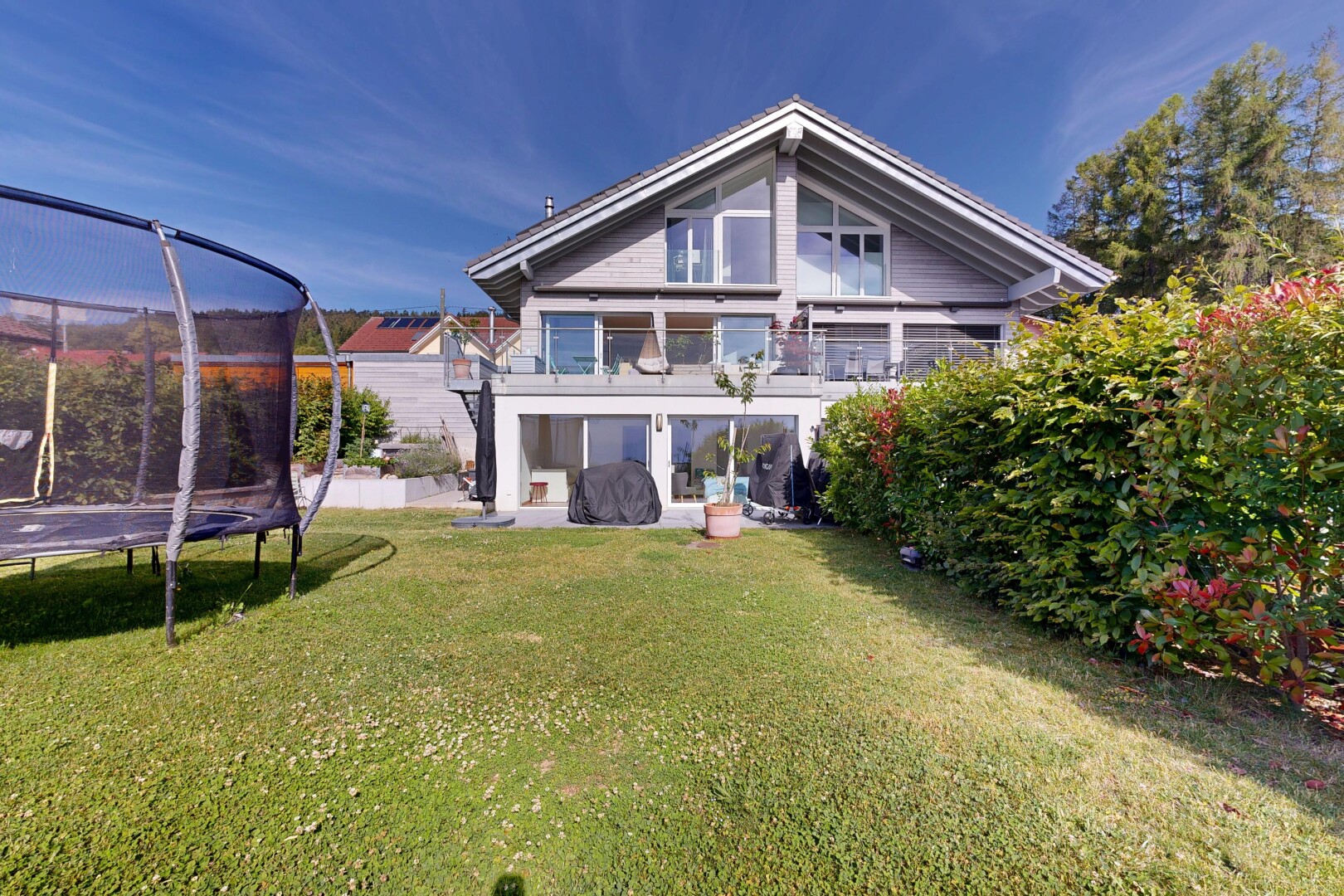 façade avec from property, pelouse, trampoline, day time, et bardage en verre