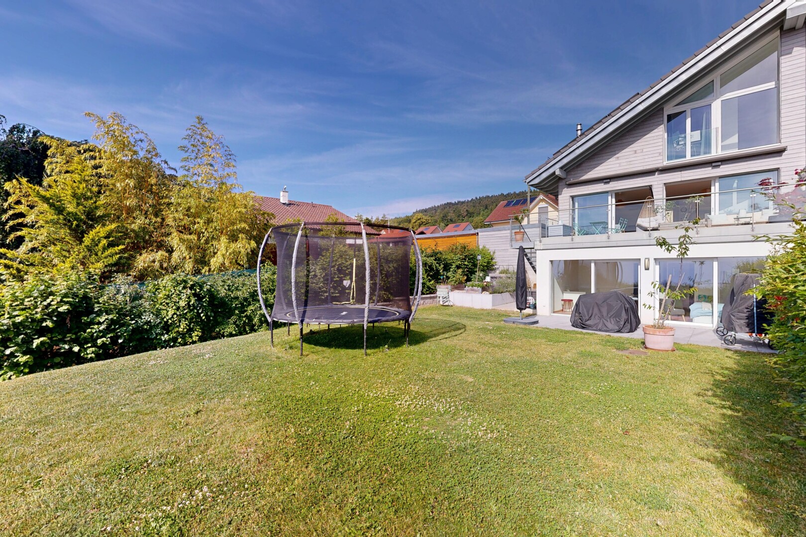 façade avec trampoline, from property, balcon, day time, et pelouse