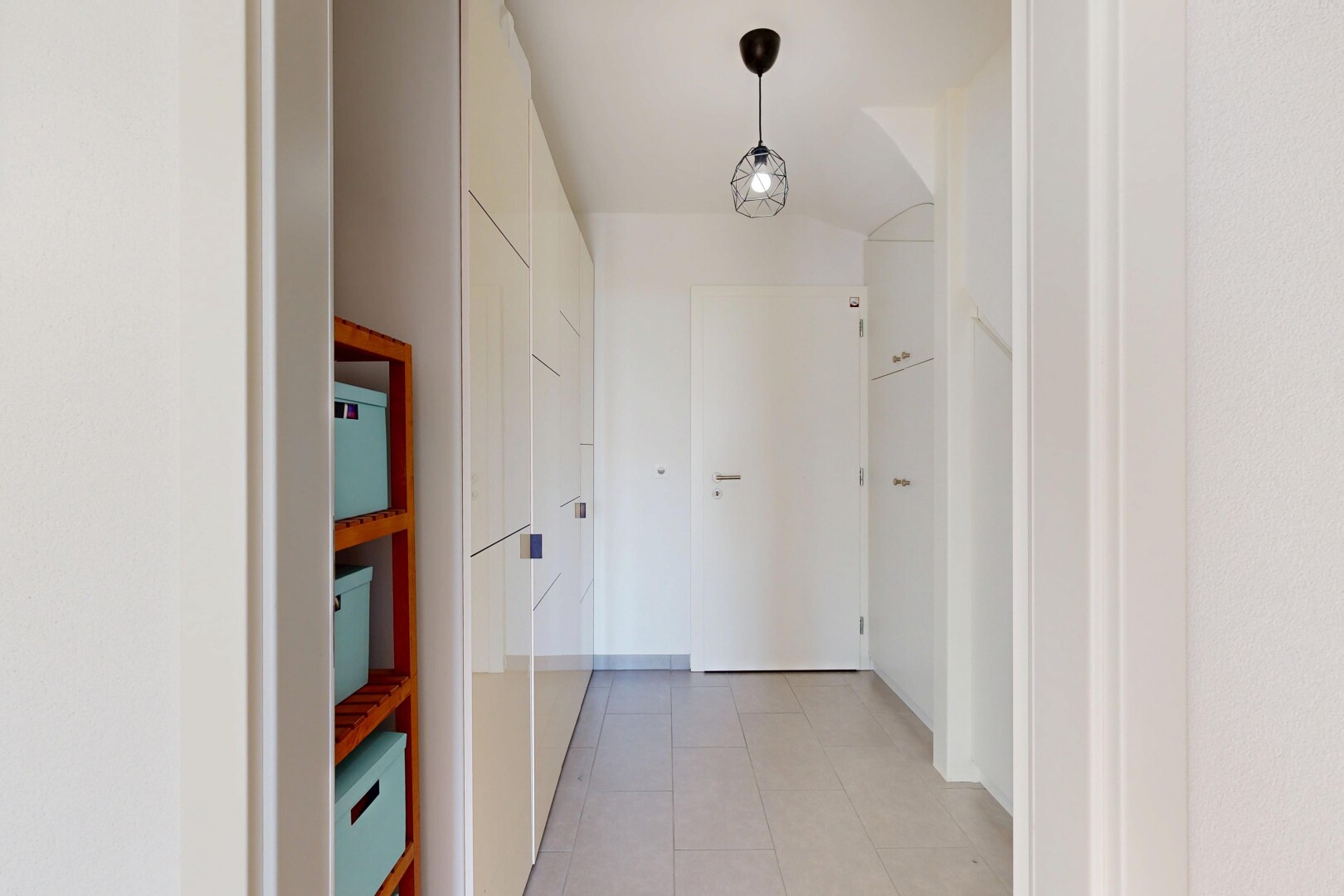 couloir avec inside property, light floor, cloison sèche, drywall, et sol en carrelage