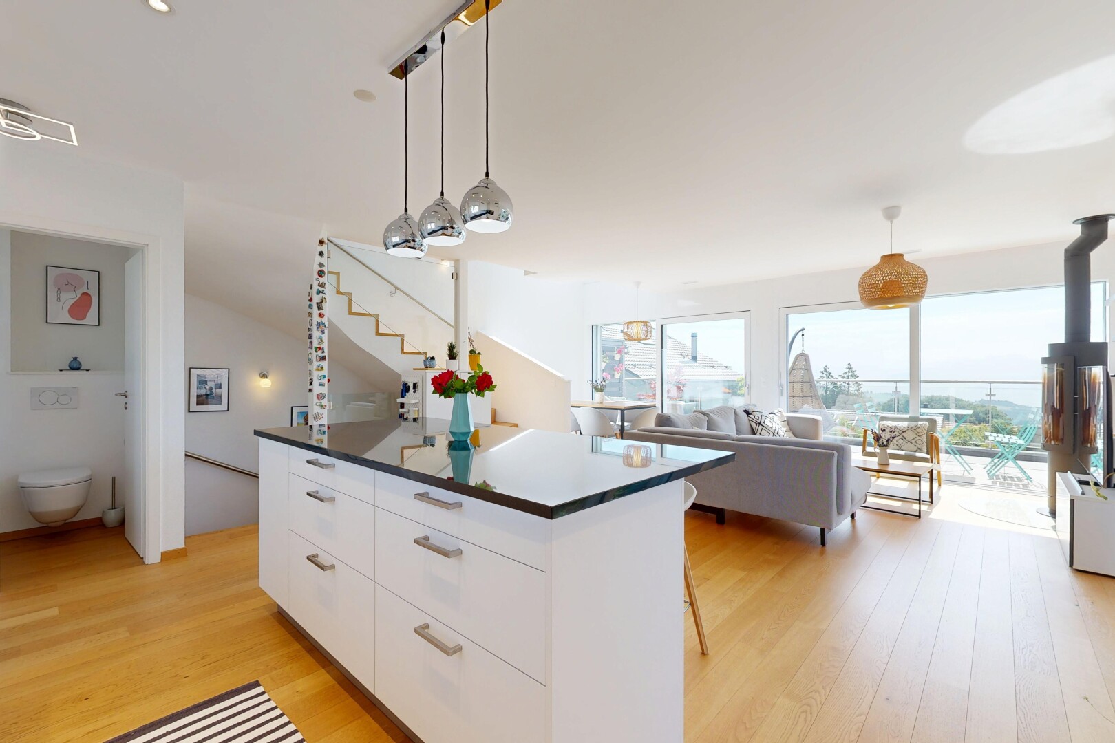 cuisine avec îlot de cuisine, kitchen island, lumière naturelle, natural light, et plans de travail