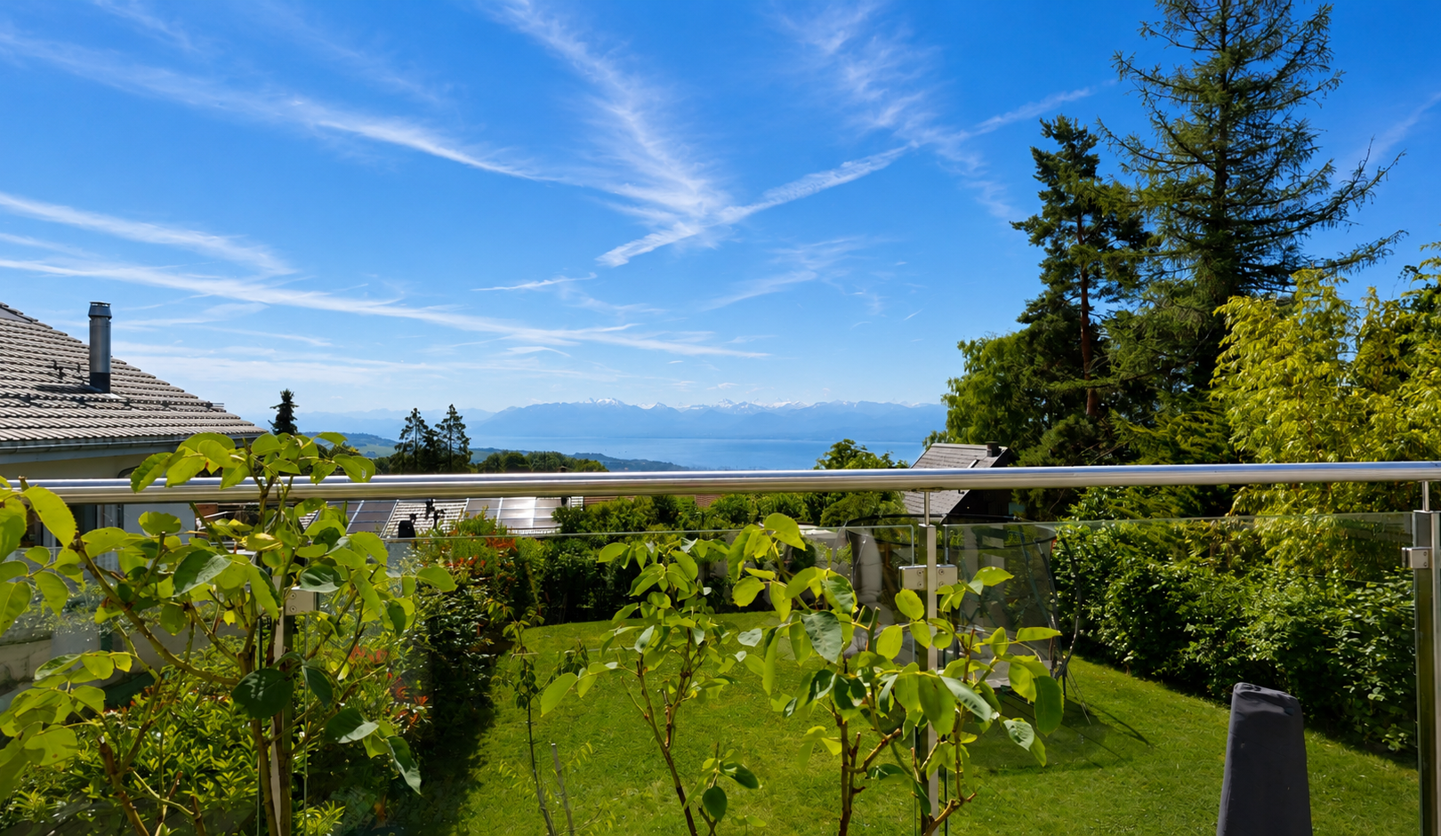 vue sur la mer avec from property, mountain view, vue sur la montagne, et day time