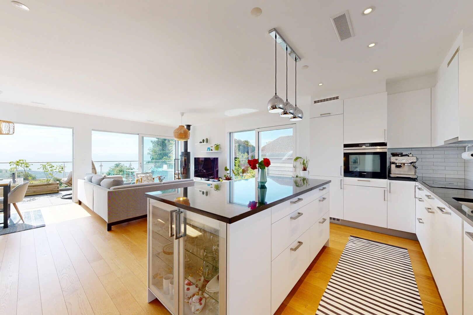 cuisine avec dark countertops, four, inside property, îlot de cuisine, et kitchen island