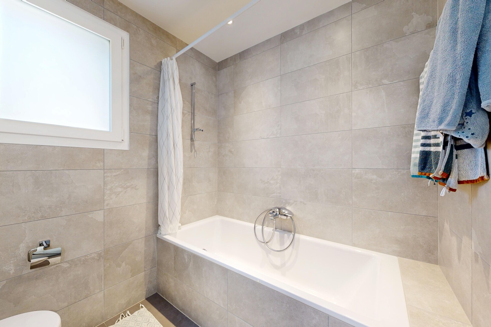 salle de bains avec douche-bain combinés, salle de bain complète, inside property, lumière naturelle, et natural light