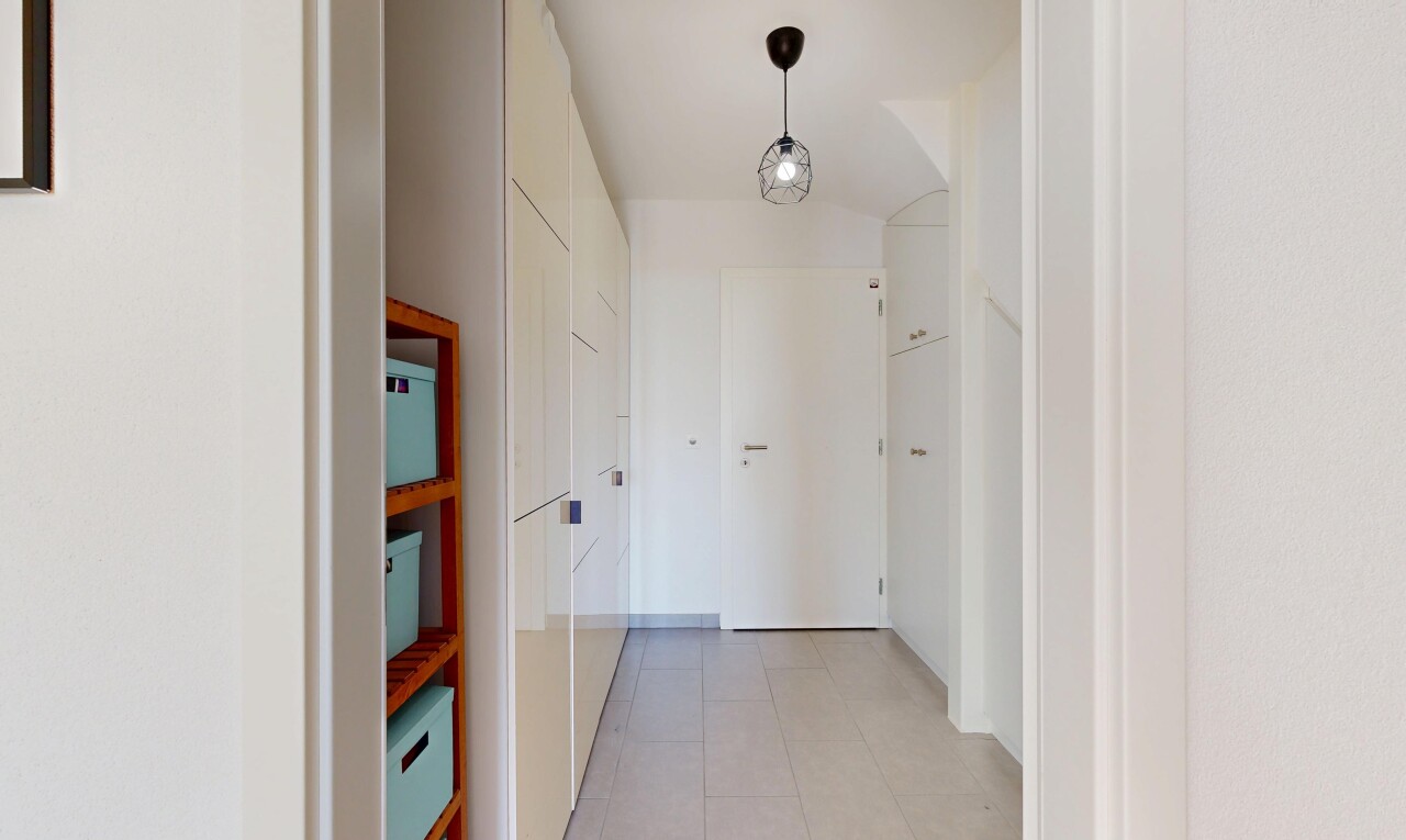 couloir avec inside property, light floor, cloison sèche, drywall, et sol en carrelage