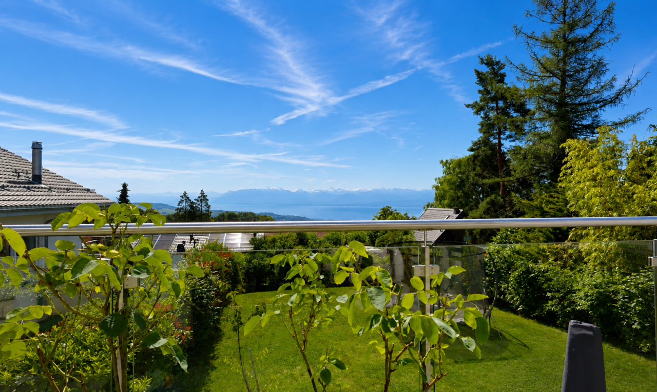 vue sur la mer avec from property, mountain view, vue sur la montagne, et day time