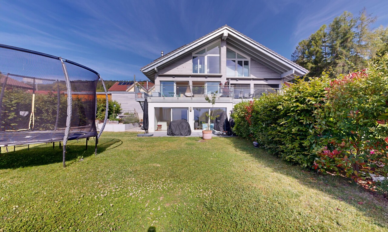 façade avec from property, pelouse, trampoline, day time, et bardage en verre