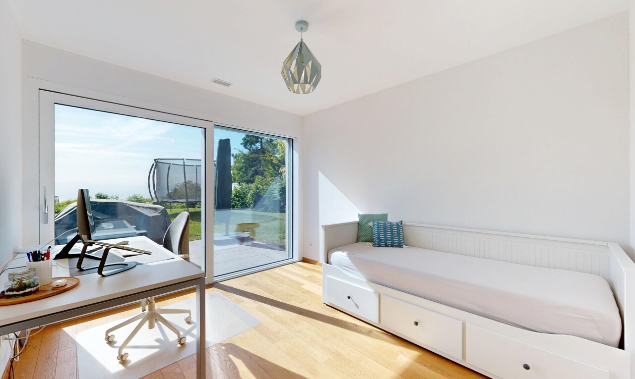 chambre avec day time, sol en finition bois, wood finish floor, inside property, et espace bureau