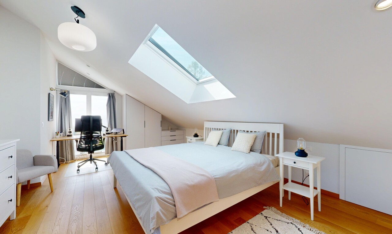 chambre avec pièce supplémentaire, espace bureau, sol en finition bois, wood finish floor, et inside property