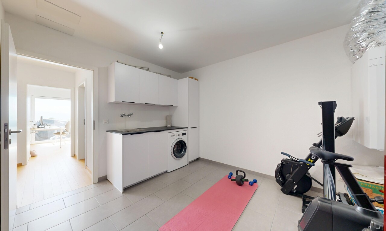 cuisine avec white cabinets, armoires blanches, light floor, dark countertops, et plans de travail
