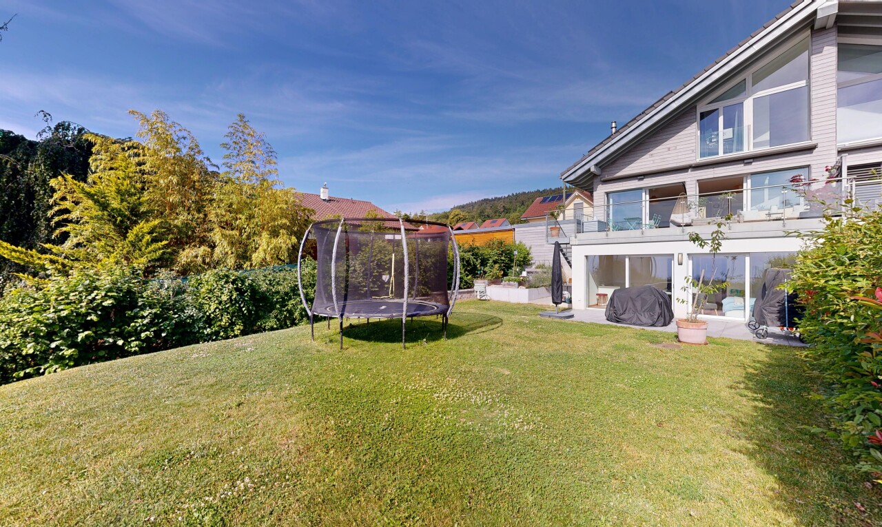façade avec trampoline, from property, balcon, day time, et pelouse