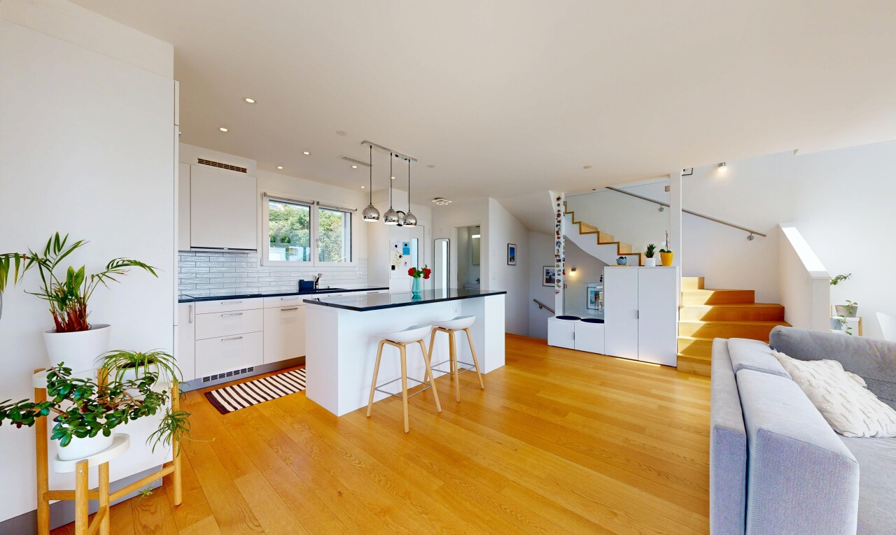cuisine avec opens to living area, ouvert sur l'espace de vie, kitchen island, îlot de cuisine, et kitchen bar
