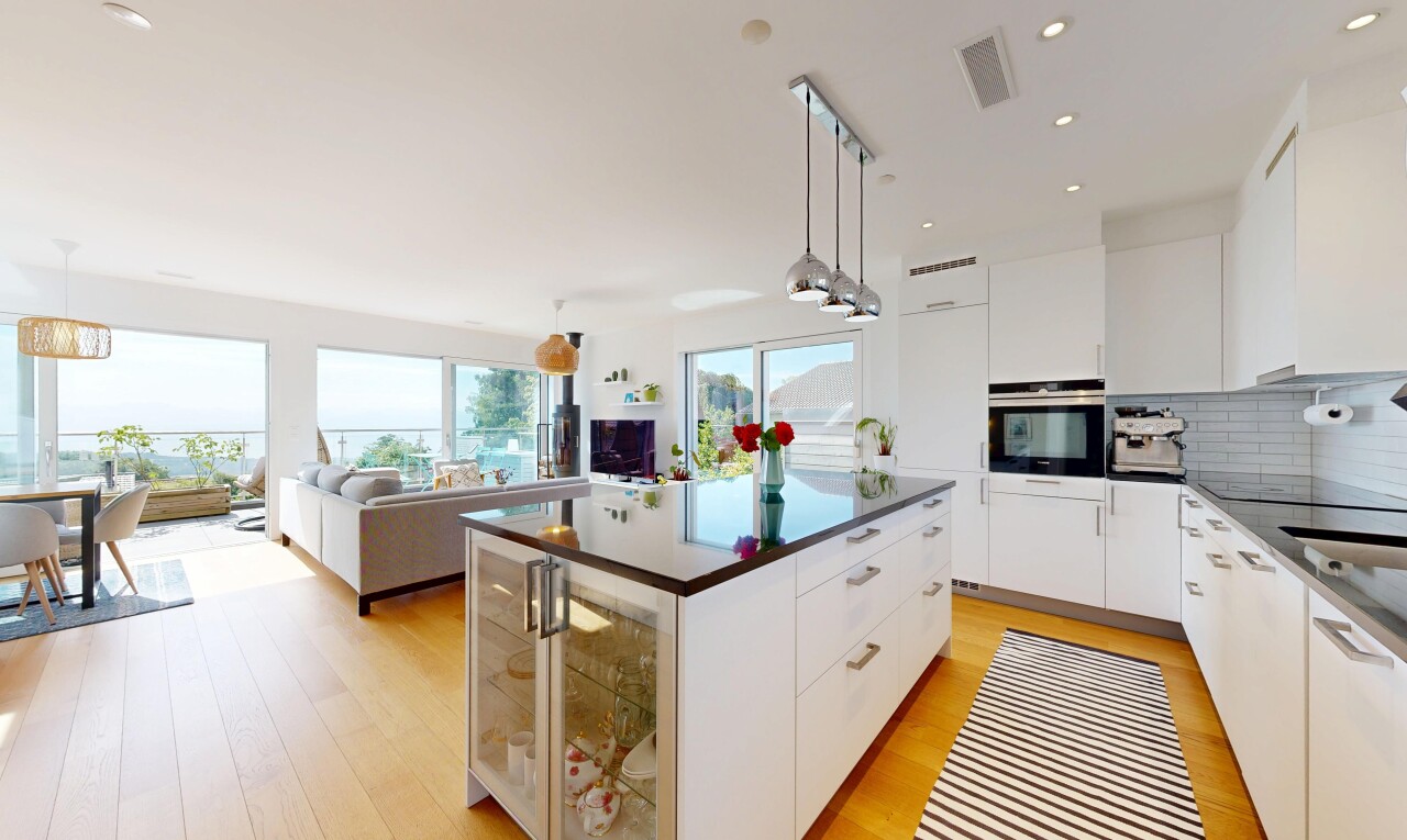 cuisine avec dark countertops, four, inside property, îlot de cuisine, et kitchen island