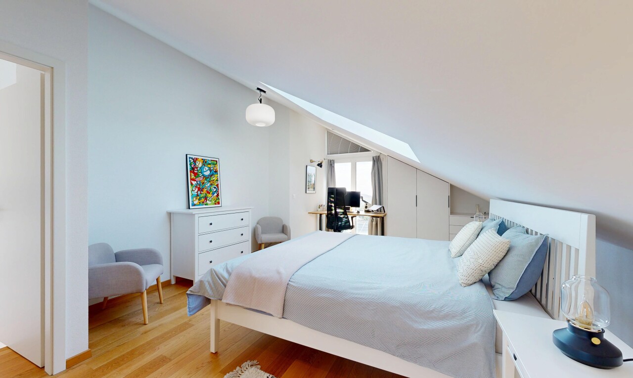 chambre avec plafond voûté, vaulted ceiling, puits de lumière, sol en finition bois, et wood finish floor