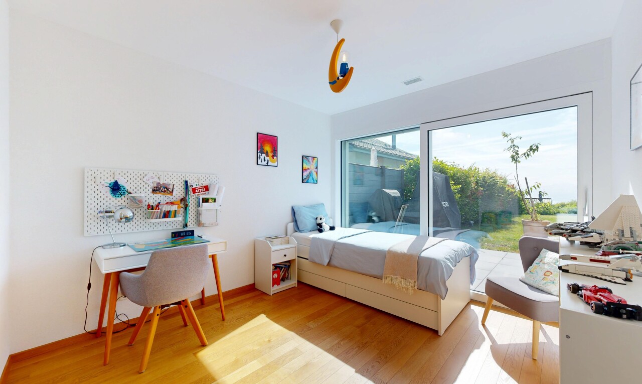 chambre avec cloison sèche, drywall, inside property, sol en finition bois, et wood finish floor