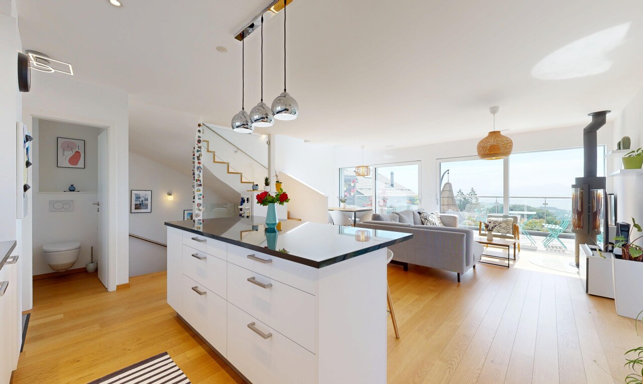 cuisine avec îlot de cuisine, kitchen island, lumière naturelle, natural light, et plans de travail