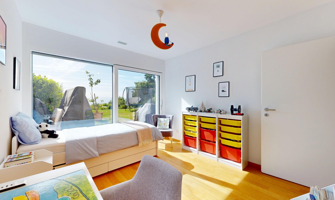 chambre avec day time, cloison sèche, drywall, lumière naturelle, et natural light