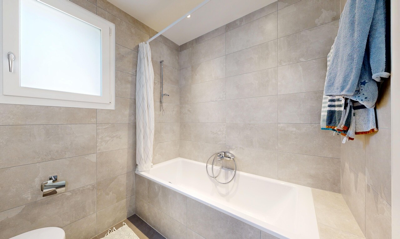 salle de bains avec douche-bain combinés, salle de bain complète, inside property, lumière naturelle, et natural light