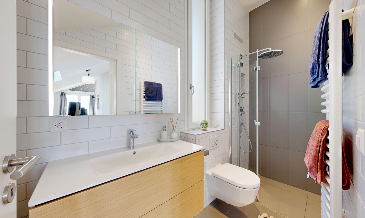 salle de bains avec chauffe-serviettes, salle de bain complète, douche, lavabo (ou coiffeuse selon le contexte), et tile wall