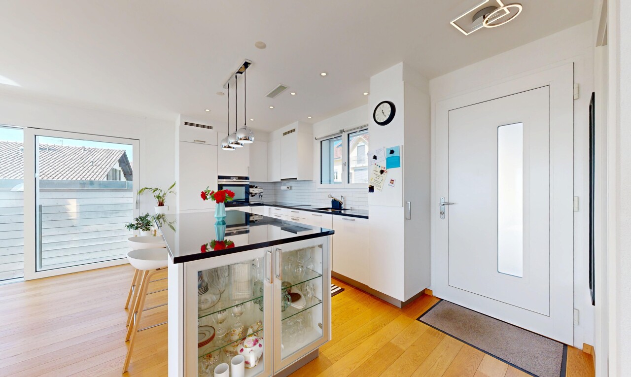 cuisine avec plans de travail, dark countertops, îlot de cuisine, kitchen island, et armoires blanches