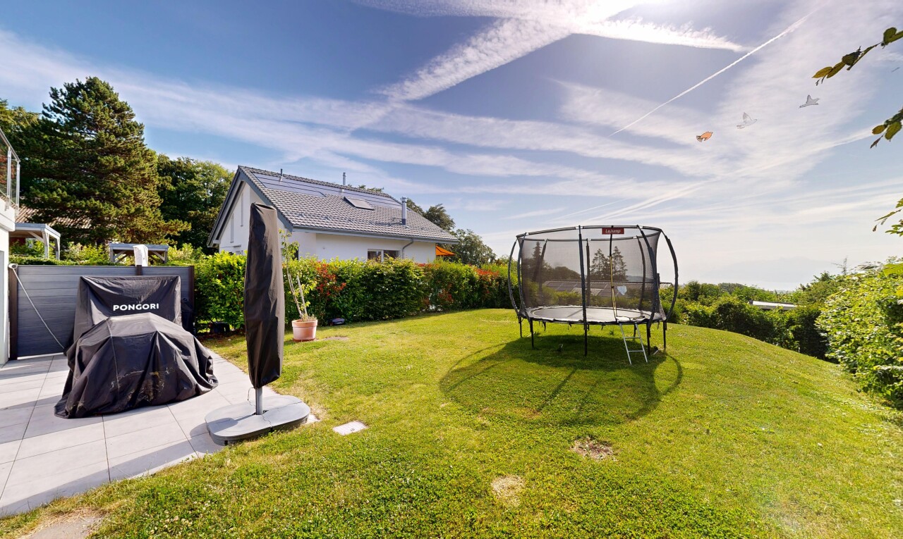 jardin avec trampoline, from property, day time, et pelouse
