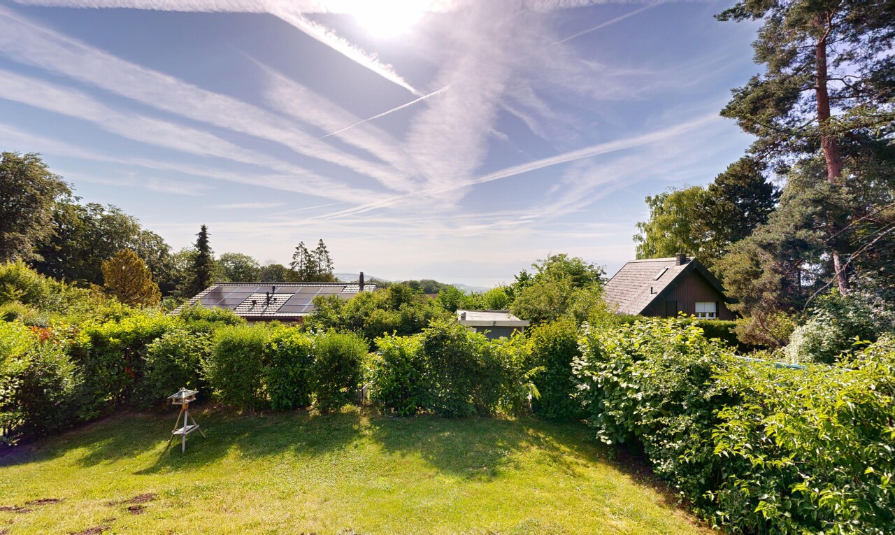 jardin avec pelouse, day time, et from property