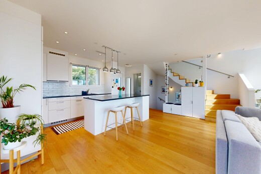 cuisine avec opens to living area, ouvert sur l'espace de vie, kitchen island, îlot de cuisine, et kitchen bar