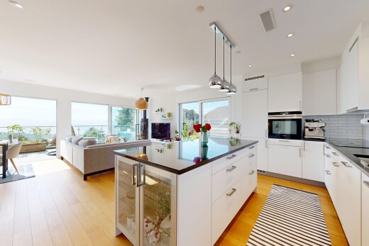cuisine avec dark countertops, four, inside property, îlot de cuisine, et kitchen island