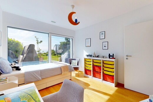 chambre avec day time, cloison sèche, drywall, lumière naturelle, et natural light