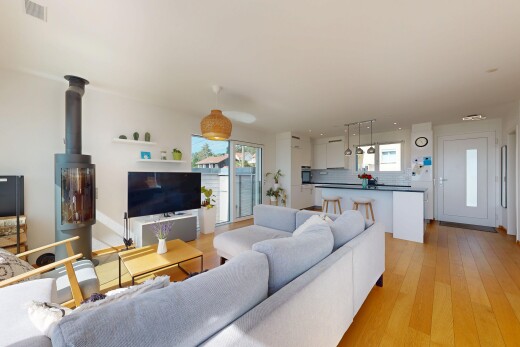 salon avec inside property, télévision, sol en finition bois, wood finish floor, et cloison sèche