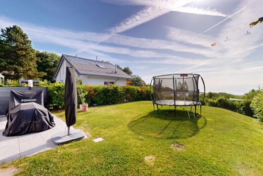 jardin avec trampoline, from property, day time, et pelouse