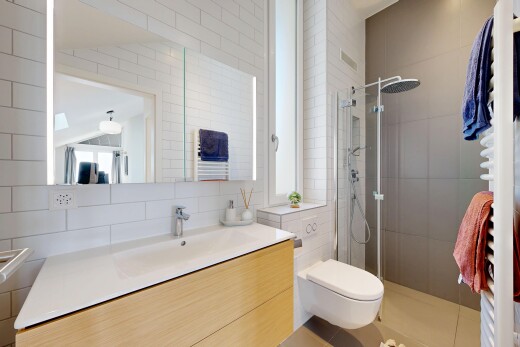 salle de bains avec chauffe-serviettes, salle de bain complète, douche, lavabo (ou coiffeuse selon le contexte), et tile wall