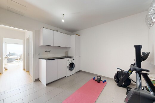 cuisine avec white cabinets, armoires blanches, light floor, dark countertops, et plans de travail
