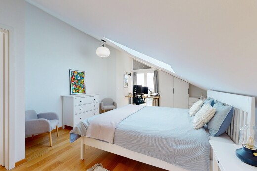 chambre avec plafond voûté, vaulted ceiling, puits de lumière, sol en finition bois, et wood finish floor