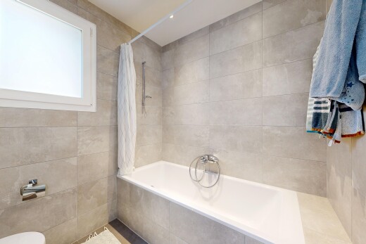 salle de bains avec douche-bain combinés, salle de bain complète, inside property, lumière naturelle, et natural light