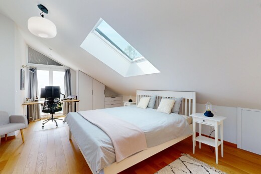 chambre avec pièce supplémentaire, espace bureau, sol en finition bois, wood finish floor, et inside property