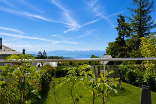vue sur la mer avec from property, mountain view, vue sur la montagne, et day time