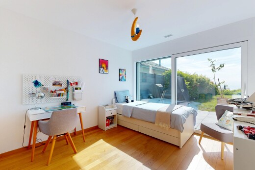 chambre avec cloison sèche, drywall, inside property, sol en finition bois, et wood finish floor