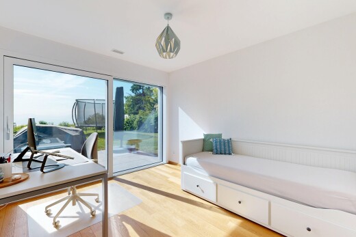 chambre avec day time, sol en finition bois, wood finish floor, inside property, et espace bureau